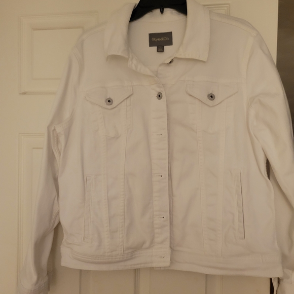 Stylish White Denim Jacket - Picture 1 of 3